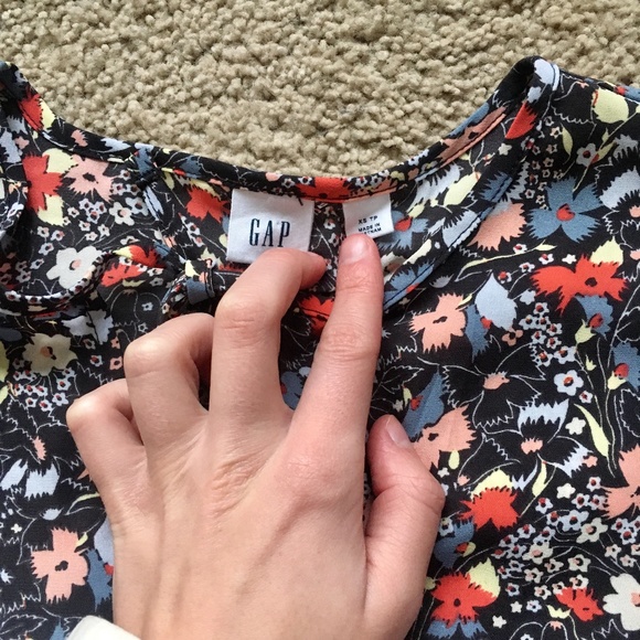 GAP Floral Top w/Ruffle Hem & Flowy Short Sleeve - Picture 5 of 5